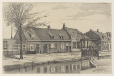 30632 Gezicht over het Zwarte Water te Utrecht op de voorgevels van enige huisjes aan de noordzijde van het water vanaf ...